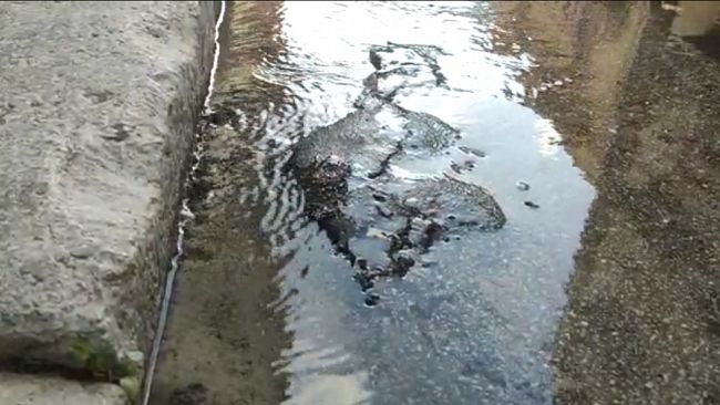 Mazara, Via B.G. Cusmano: acqua pubblica che “sgorga” dall’asfalto. Che spreco!