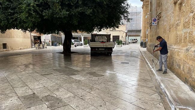 Mazara, operatori al lavoro per pulire strade del centro 