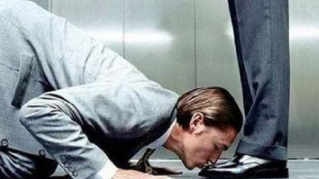 una-punta-di-sal-il-peso-dellamico-se-la-raccomandazione-diventa-il-male-del-secolo