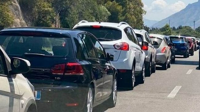 Esodo di Ferragosto sulla A29: lunghe code e traffico intenso per il weekend
