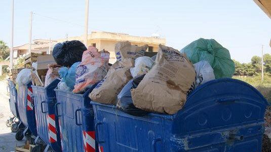 Cassonetti rifiuti stracolmi a tutte le ore. Cittadini poco rispettosi e mancanza di controlli