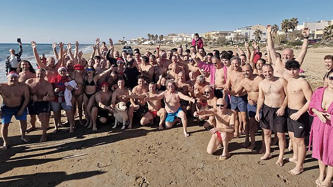 Oltre 150 partecipanti per il bagno di Capodanno sulla spiaggia di Tre Fontane