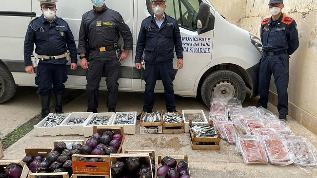 Sequestro di prodotti ittici ed ortofrutticoli a venditori abusivi a Mazara