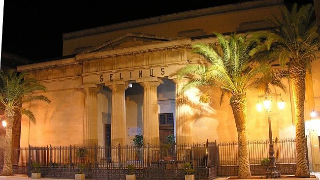 Ricollocati i lampioni presso il Teatro Selinus 