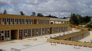 Ladri rubano una croce al cimitero comunale