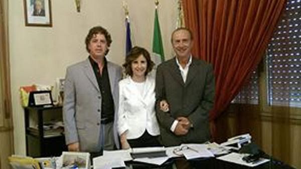 CAMPOBELLO – Il saluto del sindaco Castiglione e del presidente del Consiglio Tumminello al segretario uscente Sonia Acquado