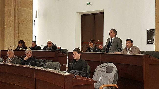 Mazara, Consiglio comunale come un porto: ritorni, partenze ed arrivi. C’è chi aspetta…E chi si arrabbia…