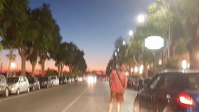 Mazara, lungomare Mazzini, posteggiatori abusivi sempre più visibili (grazie alla nuova illuminazione) e attivi. Forse gestiti da un’organizzazione…?