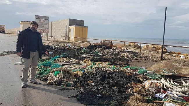 VIDEO – All’ingresso del porto di Mazara, reti e cime in gran quantità fra i rifiuti