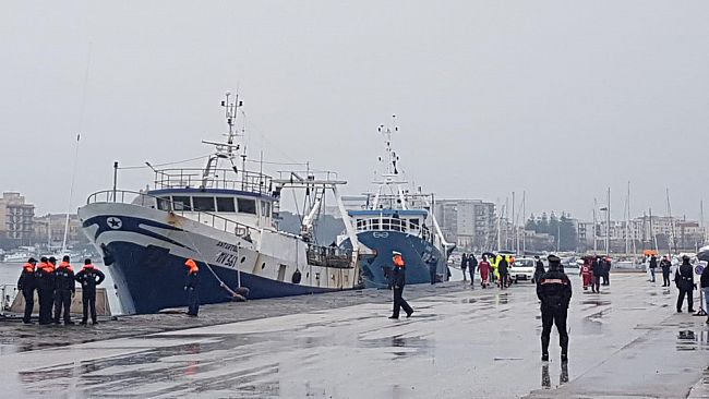 Mazara, note politiche e sindacali su arrivo pescatori liberati