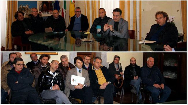 Raccolta rifiuti: piatti e bicchieri di plastica nel relativo contenitore