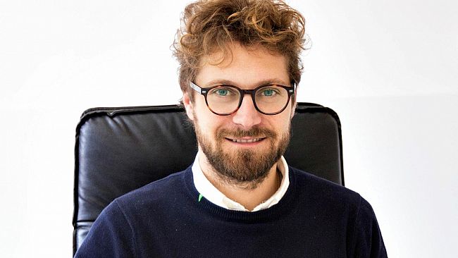 Trapani, Immigrato nigeriano tenta di fuggire ai controlli dei vigili al semaforo ma viene immobilizzato dal consigliere Salone