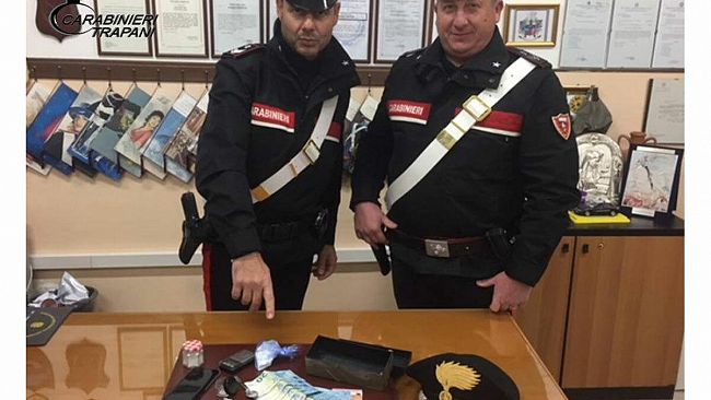 Confezionava stupefacenti. Arrestato un giovane trapanese
