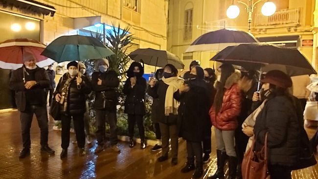video-la-rabbia-dei-familiari-dei-18-pescatori-detenuti-a-bengasi-dopo-la-liberazione-del-cargo-turco