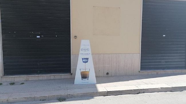 Mazara: colla nelle serrature di un negozio, atto vandalico o intimidazione?