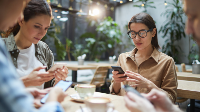 Il lato oscuro della connessione: come la dipendenza digitale sta cambiando le nostre relazioni