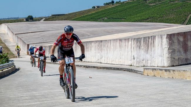 polvere-arte-e-regina-del-belice-trona-la-rwe-granfondo-a-santa-ninfa