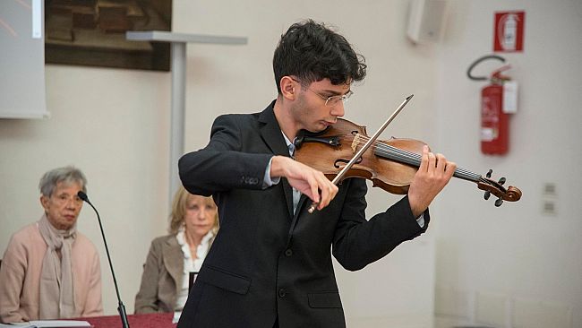 Il violinista trapanese Manuel Burruesci vince il premio Internazionale Scimone
