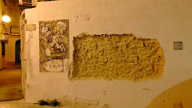Mazara, scoperto il mistero del pannello in ceramica asportato in via Santa Teresa