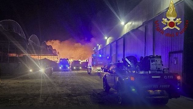 inferno-nella-notte-a-marsala-brucia-la-sarco-azienda-leader-nel-riciclo-di-rifiuti