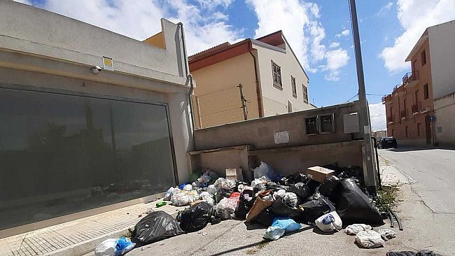Marsala, rifiuti in via Tunisi: un cartello di insulti non basta