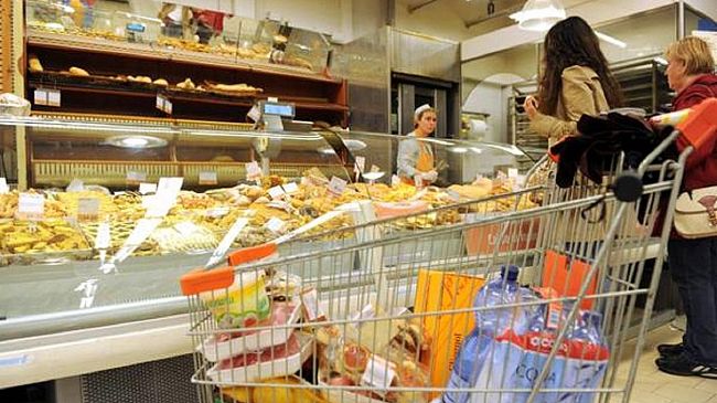 Agente penitenziario sventa rapina in un supermercato