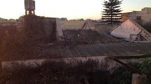 Mazara, l’antica fabbrica di ghiaccio adesso diffonde polveri d’amianto. Mistero sul perché nessuno è mai intervenuto.