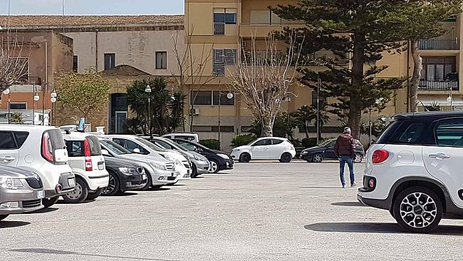 Mazara, posteggiatori abusivi, danni all’auto di un cittadino. Petizione promossa su change.org per chiedere intervento Autorità.