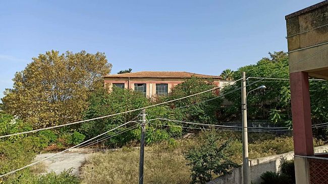 Valderice, migranti fuggono dalla quarantena e danneggiano abitazioni della zona