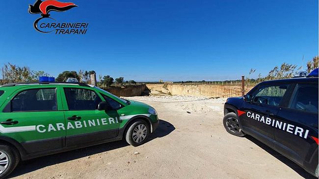 Campobello di Mazara. Carabinieri individuano una discarica abusiva: sequestrata l’area e denunciato il proprietario