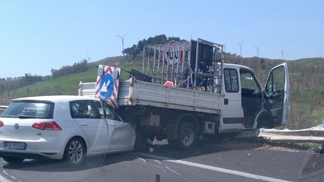 A29: impatta un mezzo Anas che finisce fuori strada. Incidente in prossimità dello svicolo per Salemi