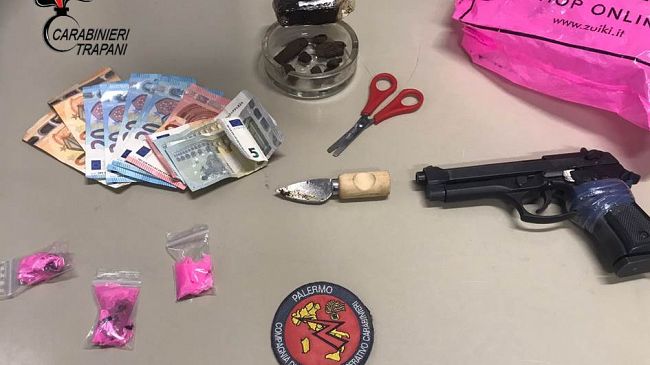 Trapani, fermato con la droga su un ciclomotore senza targa. Arrestato