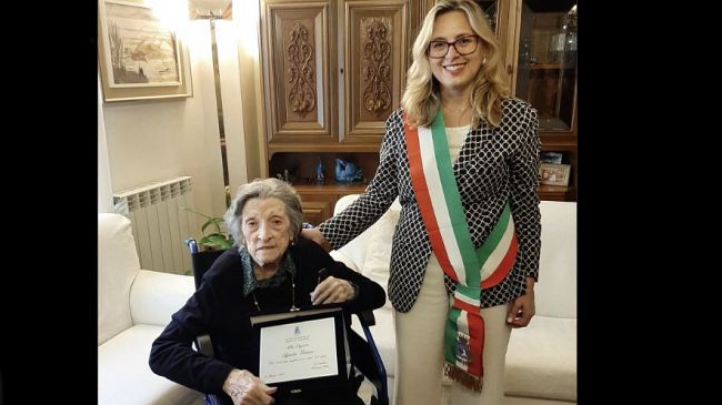 Nonna Agata Genco festeggia 100 anni. Patti consegna la targa a nome della Città di Marsala