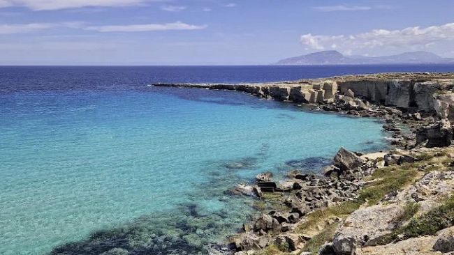 Favignana scelta da 13 famiglie per l'iniziativa Camera con vista di Poste Italiane