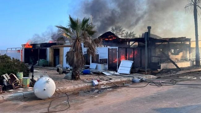 incendio-al-lido-monnalisa-di-tre-fontane-distrutta-gran-parte-della-struttura-nessun-ferito
