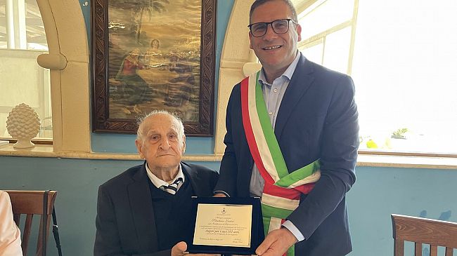 Castellammare, Sebastiano Lentini compie 102 anni e festeggia con il rinnovo della patente