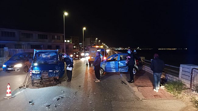 Trapani, violento scontro tra due mezzi al lungomare Dante Alighieri