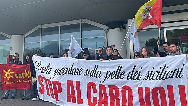 sit-in-allaeroporto-di-catania-basta-caro-voli