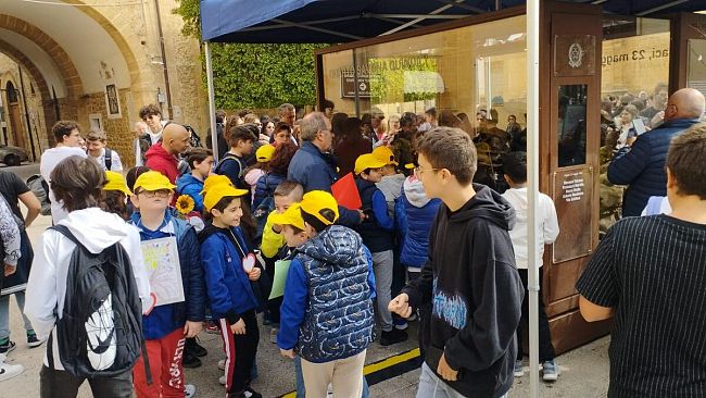 Migliaia di studenti hanno reso omaggio alla teca Quarto Savona 15