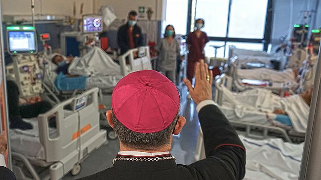 Il Vescovo Giurdanella in visita agli ammalati: un Natale di speranza negli ospedali della Diocesi