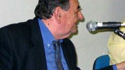 CASTELVETRANO – Il professor Costanza dona alla biblioteca volumi e riviste di storia