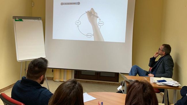 Ultime delle sera. Formazione senza sosta