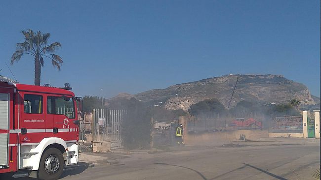 Trapani, incendio nella zona industriale