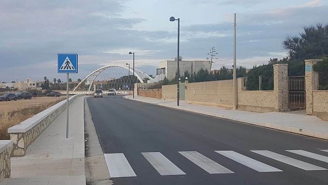 SP38 Mazara-Torretta, lavori quasi finiti: posa strisce pedonali. Ma quei cartelli al centro del marciapiedi? Qualcuno ha pensato ai disabili?