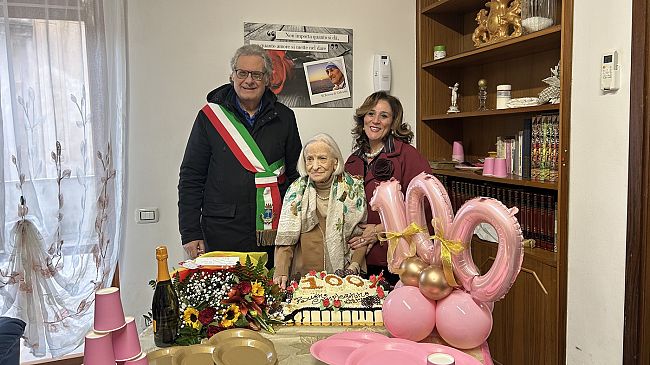 Caterina  Giacone festeggia i 100 anni, il sindaco Lentini le consegna una pergamena 
