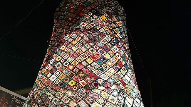 Un albero di Natale all'uncinetto segno di unione e condivisione