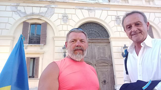 Attraversa l'Italia in bici per chiedere la fine della guerra in Ucraina