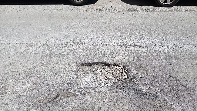 ​Trapani, pericolosa buca in via Dell’Assunta nell'asfalto sconnesso