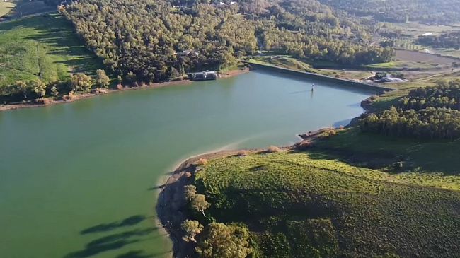 “A secco ettari di colture ma si continua a buttare acqua dalla Diga Trinità”