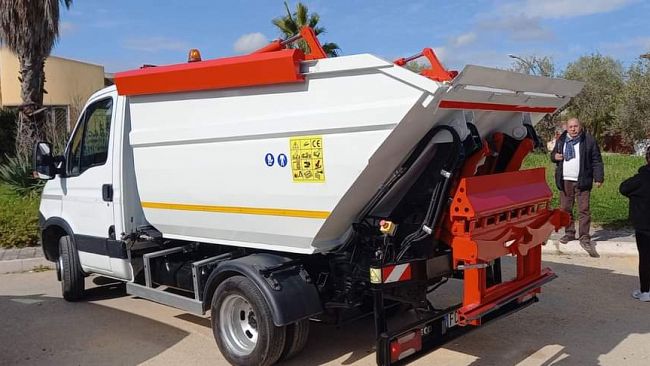 Salaparuta, consegnato alla città il mini compattatore